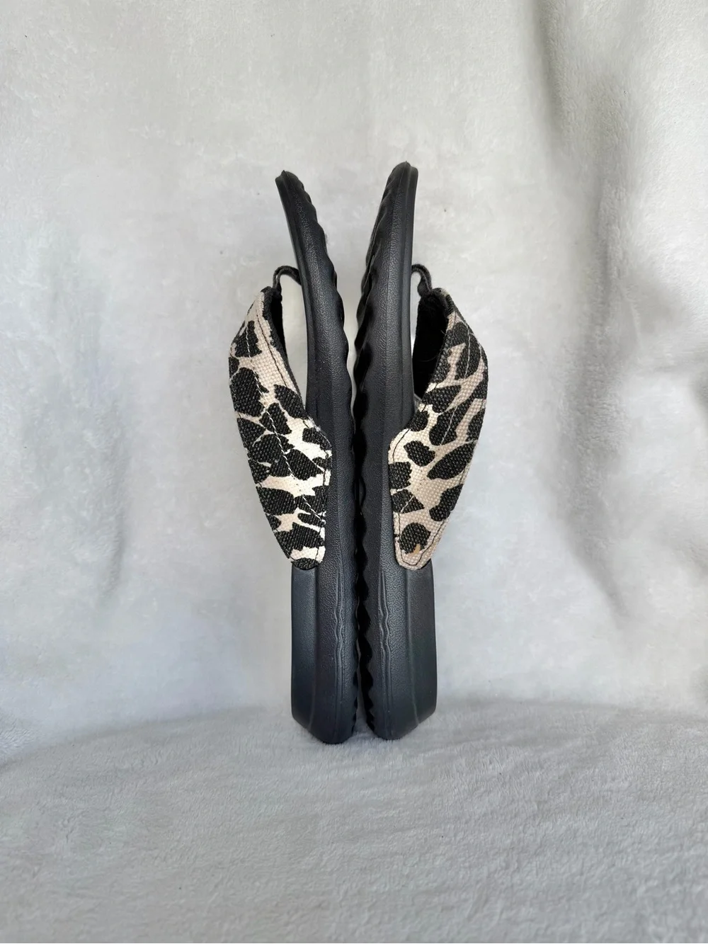 Hey Dude Women’s Black Footbed Leopard-Print Thong Sandals Size 6